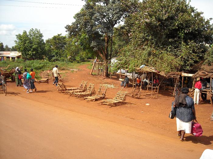 038_langs de weg in Uganda